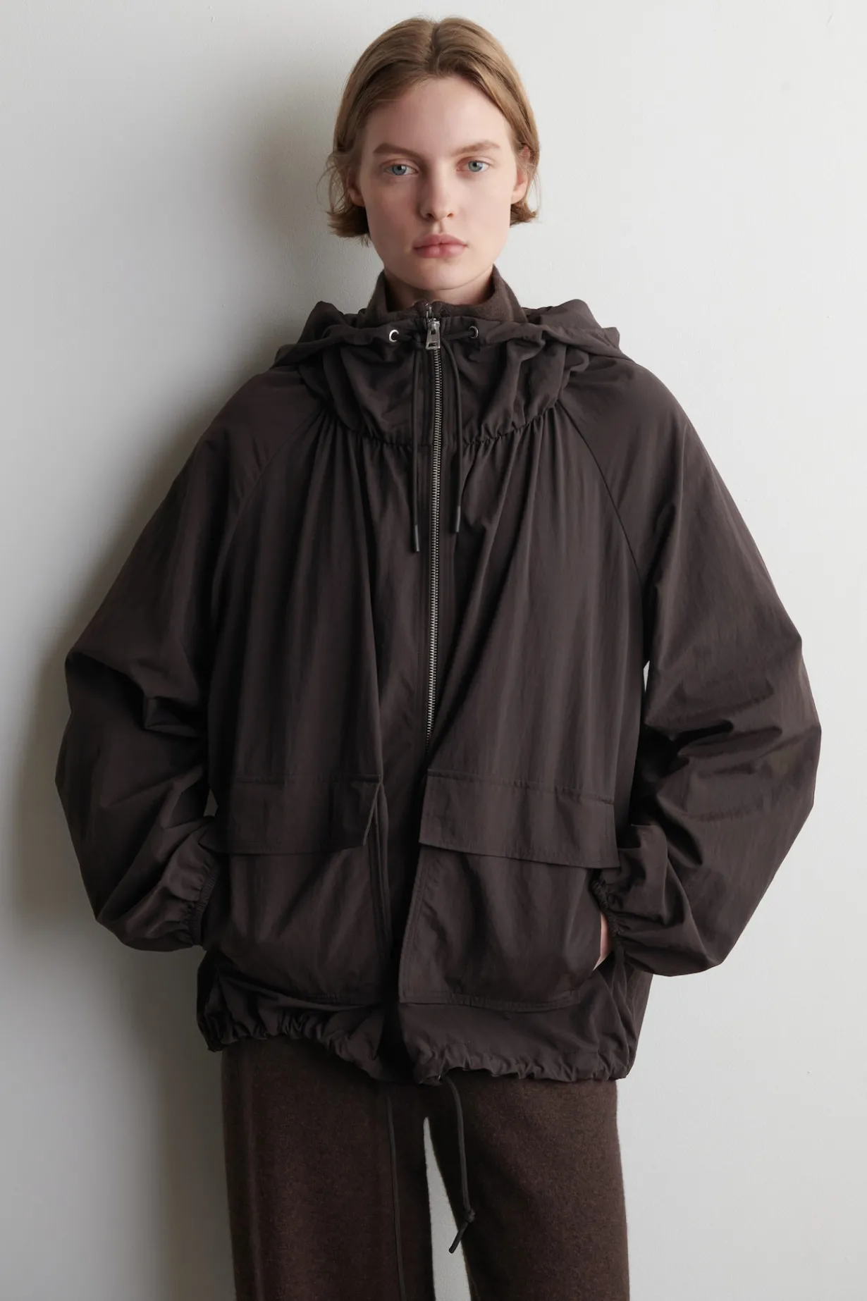 PARKA AUS FUNKTIONSMATERIAL MIT KAPUZE