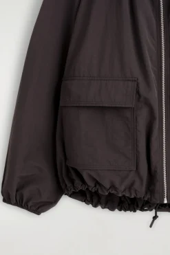 PARKA AUS FUNKTIONSMATERIAL MIT KAPUZE