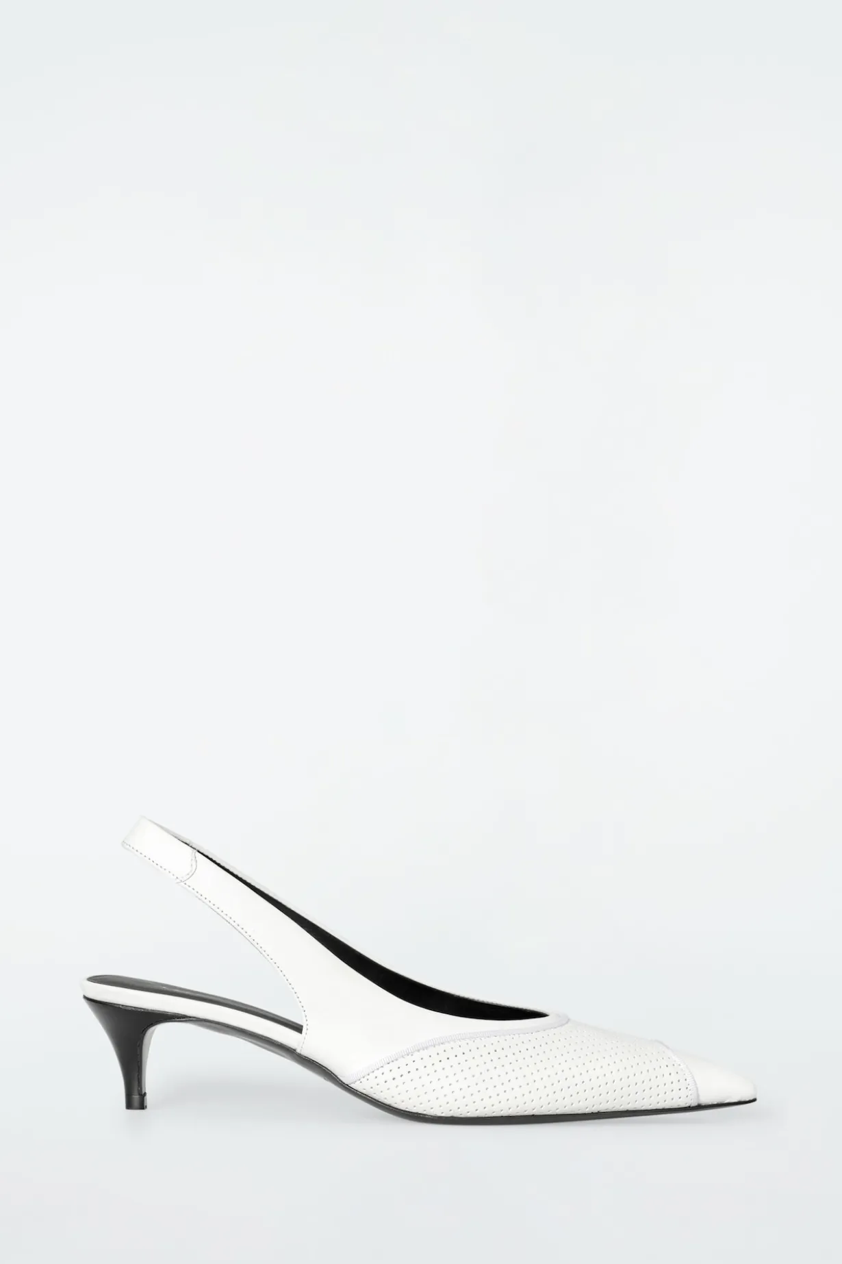PERFORIERTE HEELS AUS LEDER MIT SLINGBACK-RIEMEN