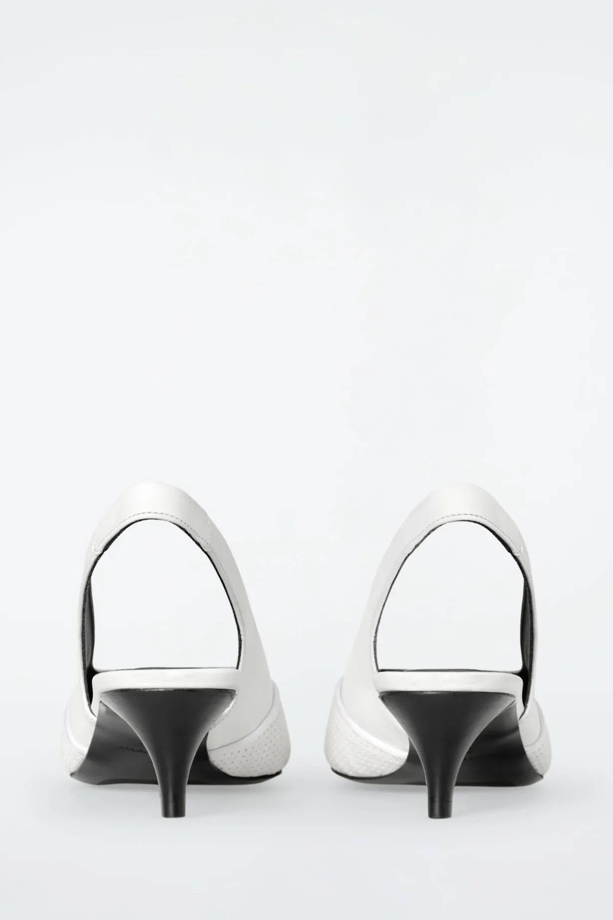 PERFORIERTE HEELS AUS LEDER MIT SLINGBACK-RIEMEN