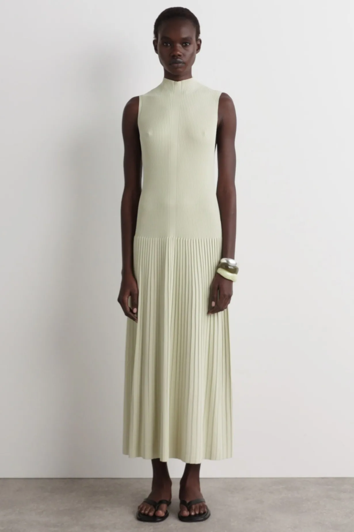 PLISSIERTES MAXIKLEID MIT HOHEM KRAGEN