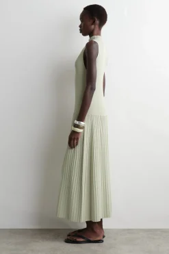 PLISSIERTES MAXIKLEID MIT HOHEM KRAGEN