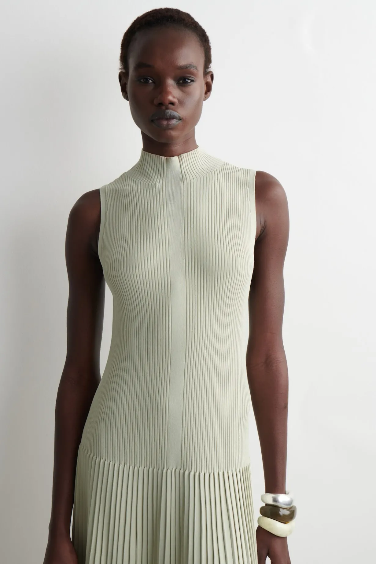 PLISSIERTES MAXIKLEID MIT HOHEM KRAGEN