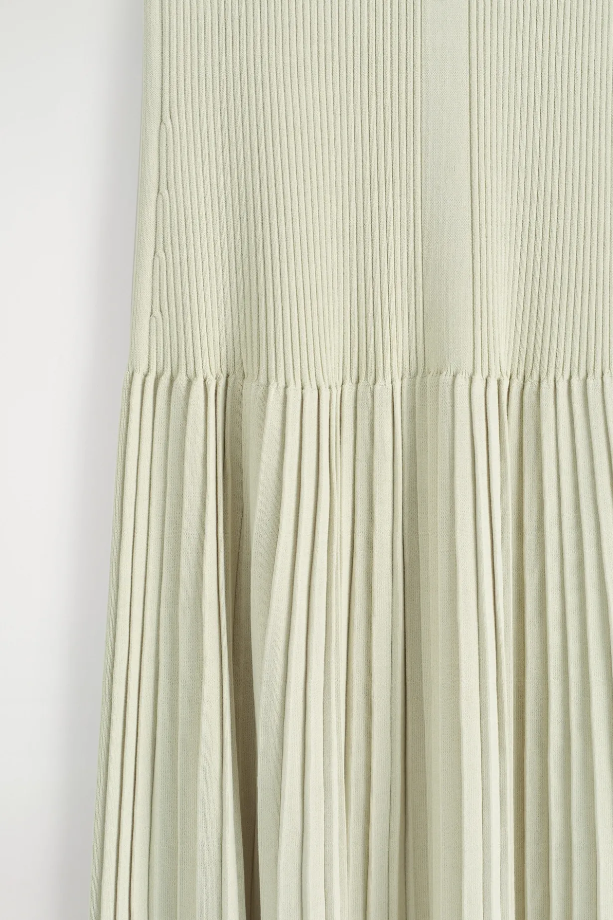 PLISSIERTES MAXIKLEID MIT HOHEM KRAGEN