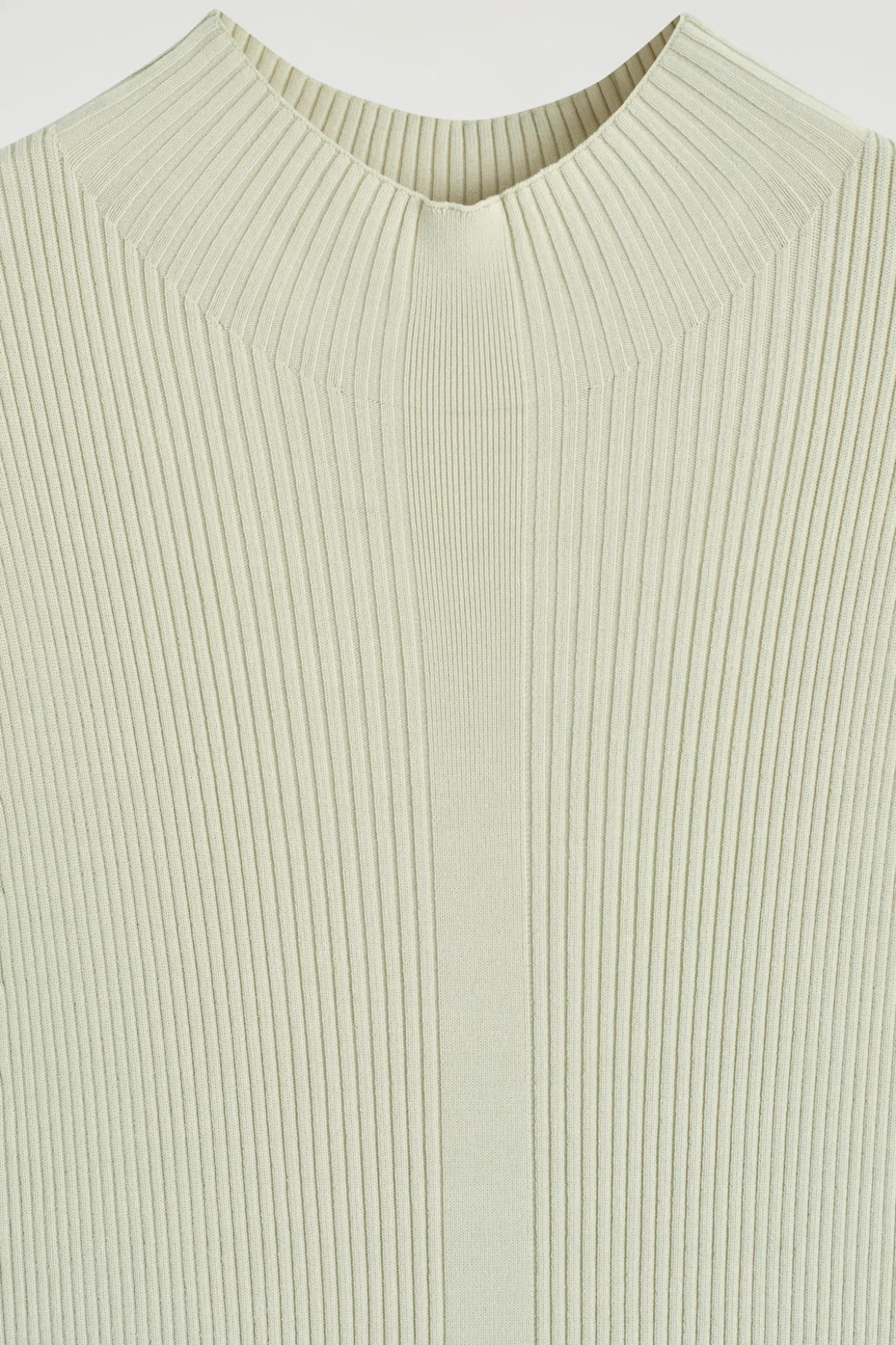 PLISSIERTES MAXIKLEID MIT HOHEM KRAGEN