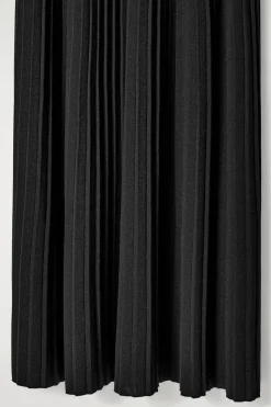 PLISSIERTES MAXIKLEID MIT HOHEM KRAGEN
