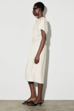 PLISSIERTES MIDIKLEID MIT GÜRTEL