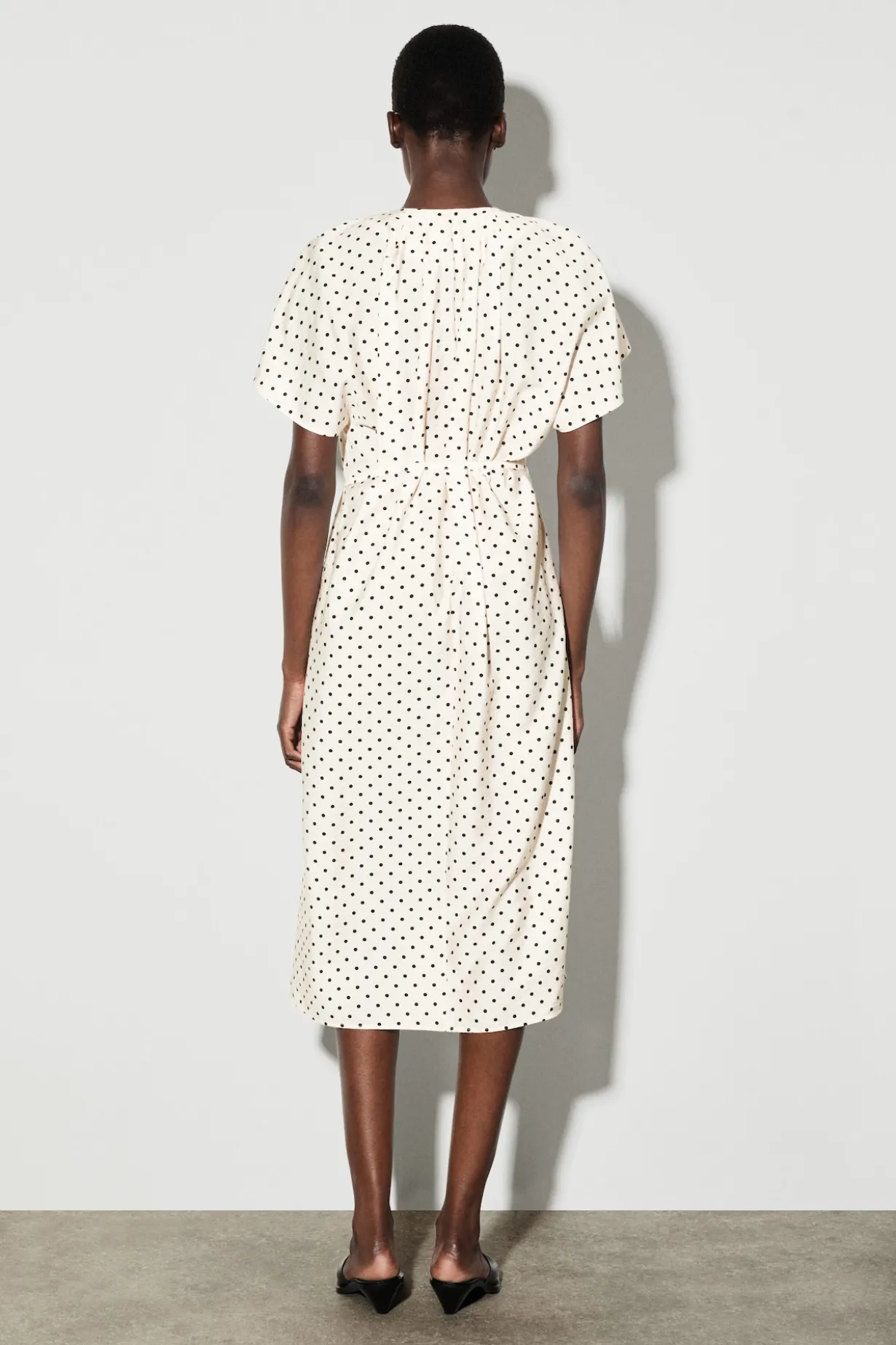 PLISSIERTES MIDIKLEID MIT GÜRTEL