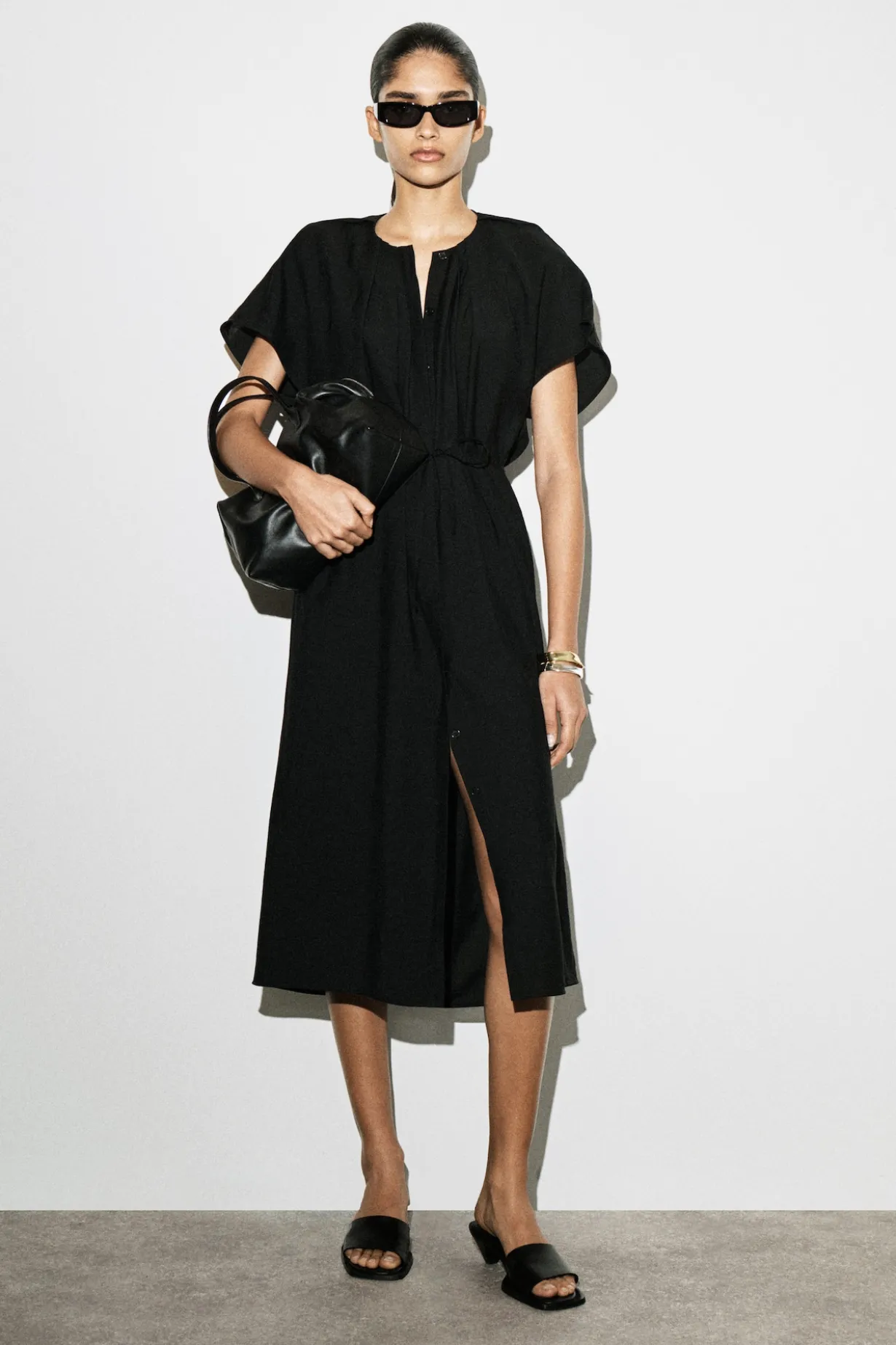 PLISSIERTES MIDIKLEID MIT GÜRTEL