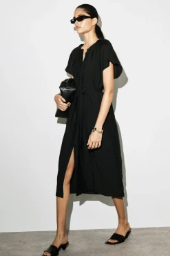 PLISSIERTES MIDIKLEID MIT GÜRTEL