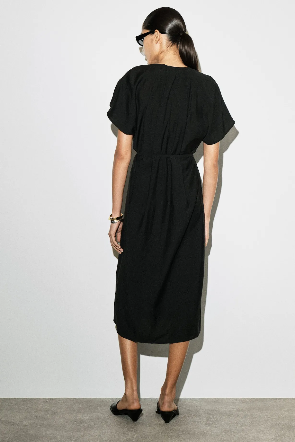 PLISSIERTES MIDIKLEID MIT GÜRTEL