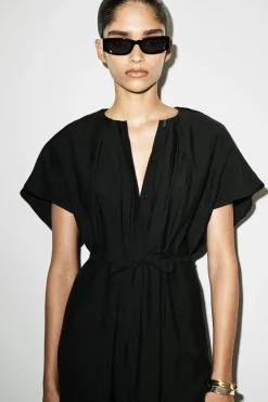 PLISSIERTES MIDIKLEID MIT GÜRTEL