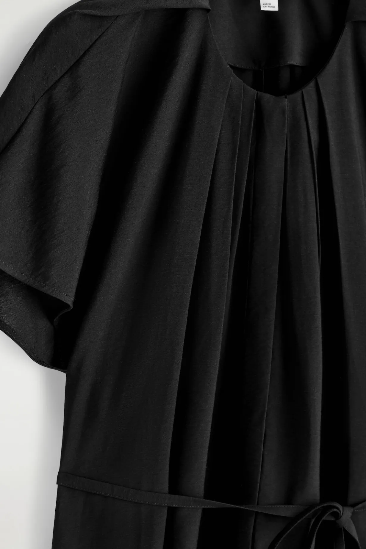 PLISSIERTES MIDIKLEID MIT GÜRTEL