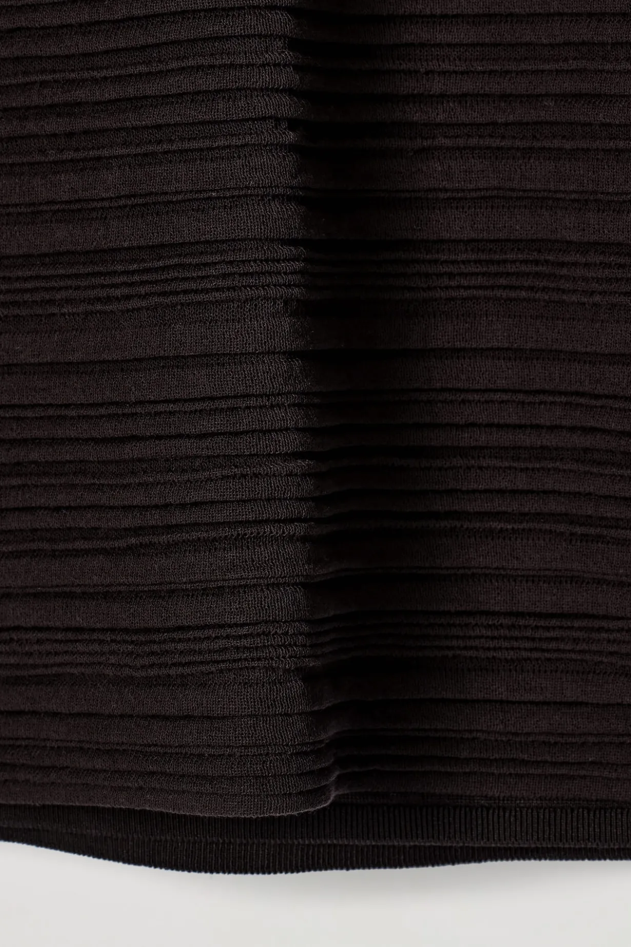 PLISSIERTES MINIKLEID AUS STRICK