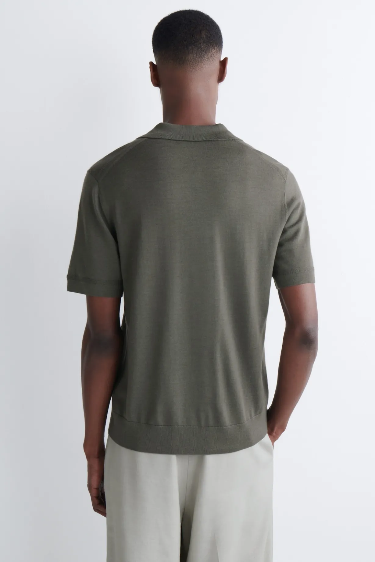 POLOSHIRT AUS MERINOWOLLE MIT OFFENEM KRAGEN
