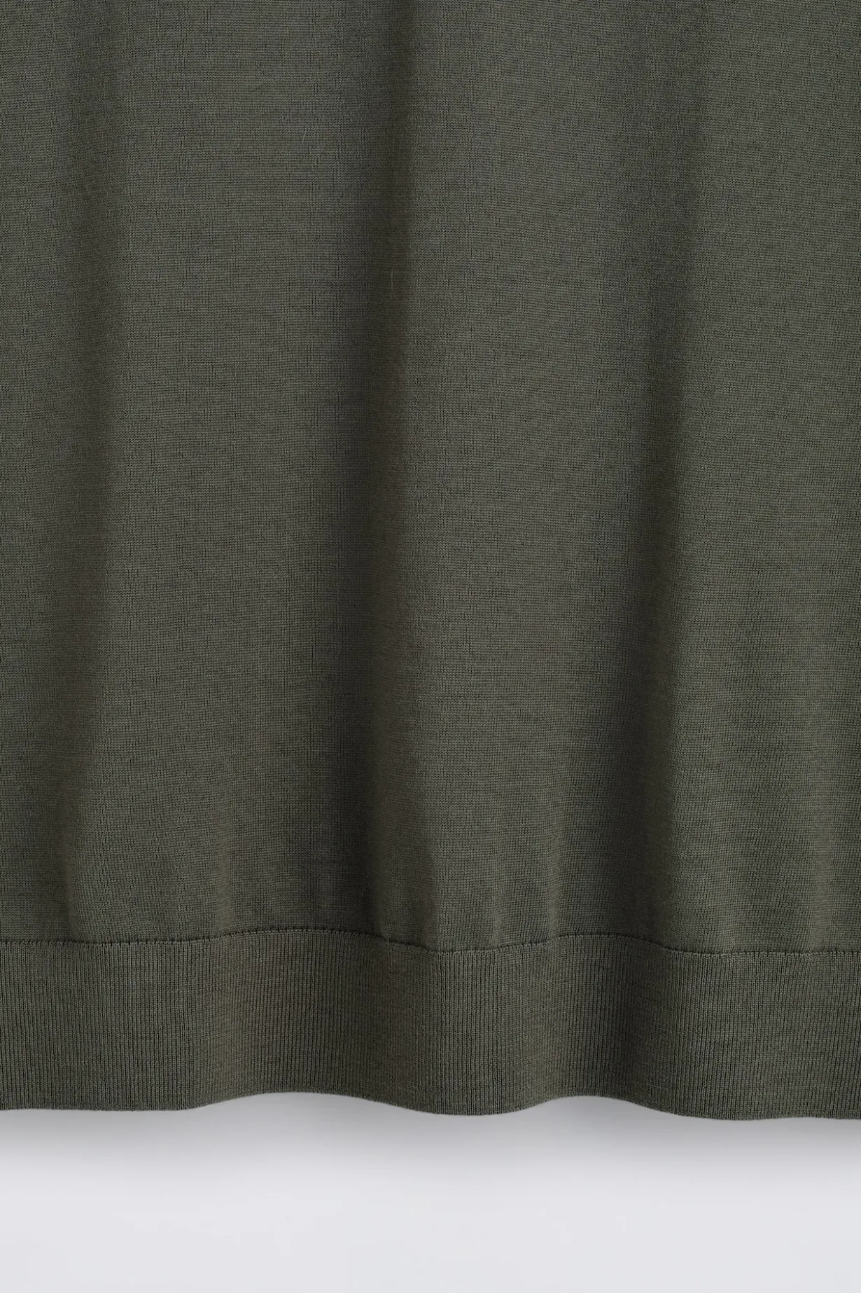 POLOSHIRT AUS MERINOWOLLE MIT OFFENEM KRAGEN