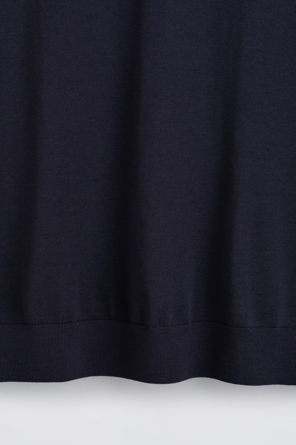 POLOSHIRT AUS MERINOWOLLE MIT OFFENEM KRAGEN
