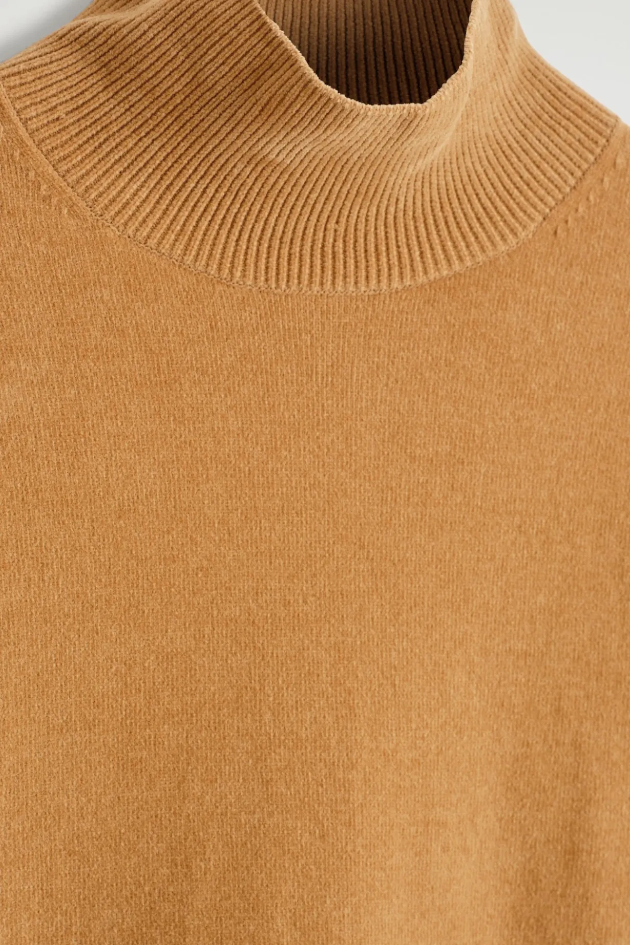 PULLOVER AUS CHENILLE MIT TRICHTERKRAGEN