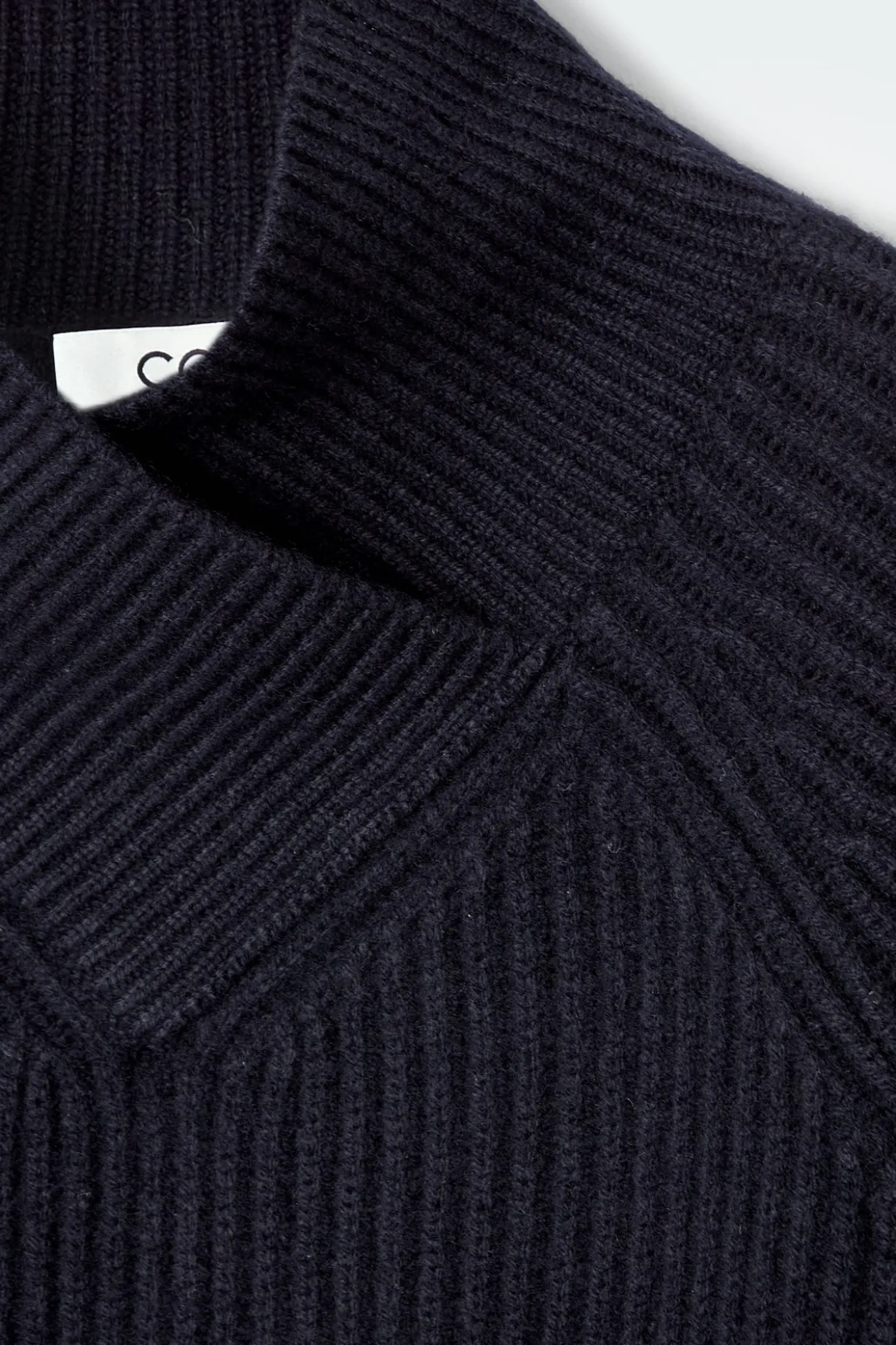 PULLOVER AUS MERINOWOLLE MIT KRAGEN