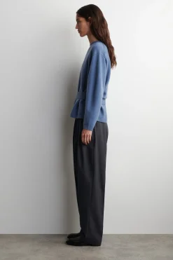 PULLOVER AUS MERINOWOLLE MIT GÜRTELDETAIL