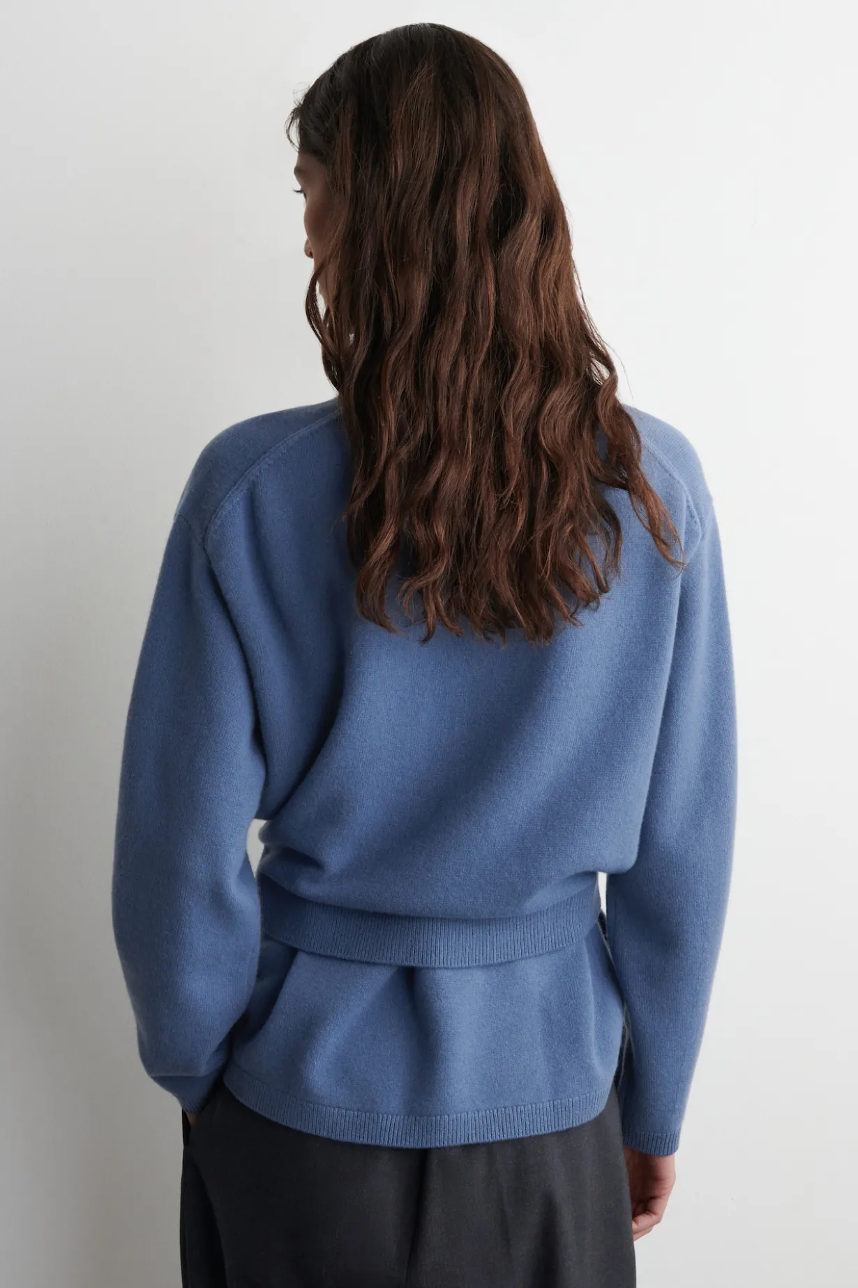 PULLOVER AUS MERINOWOLLE MIT GÜRTELDETAIL