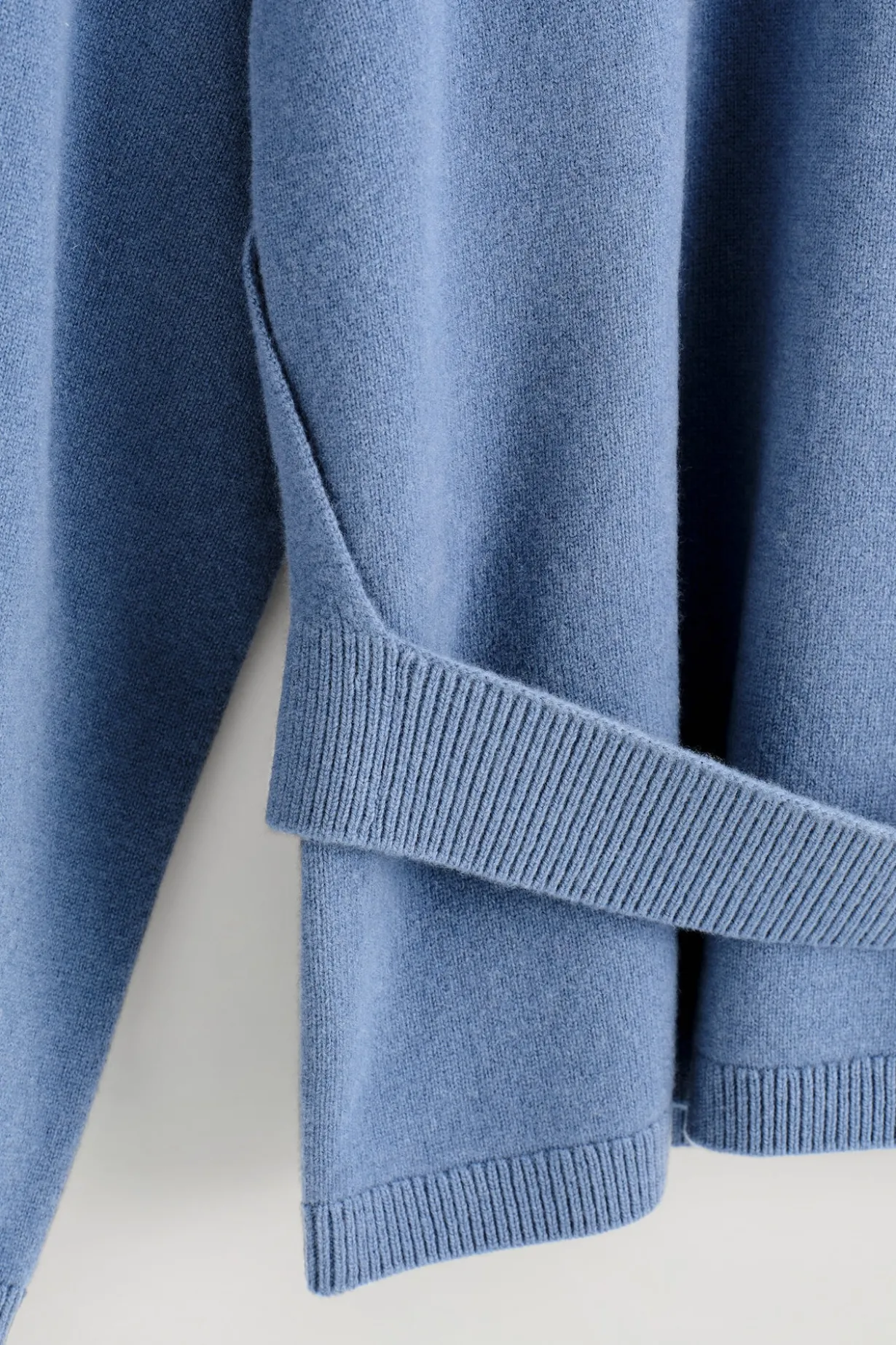PULLOVER AUS MERINOWOLLE MIT GÜRTELDETAIL