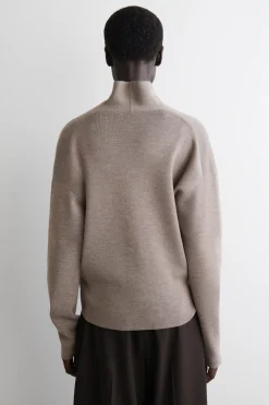 PULLOVER AUS MERINOWOLLE MIT V-AUSSCHNITT