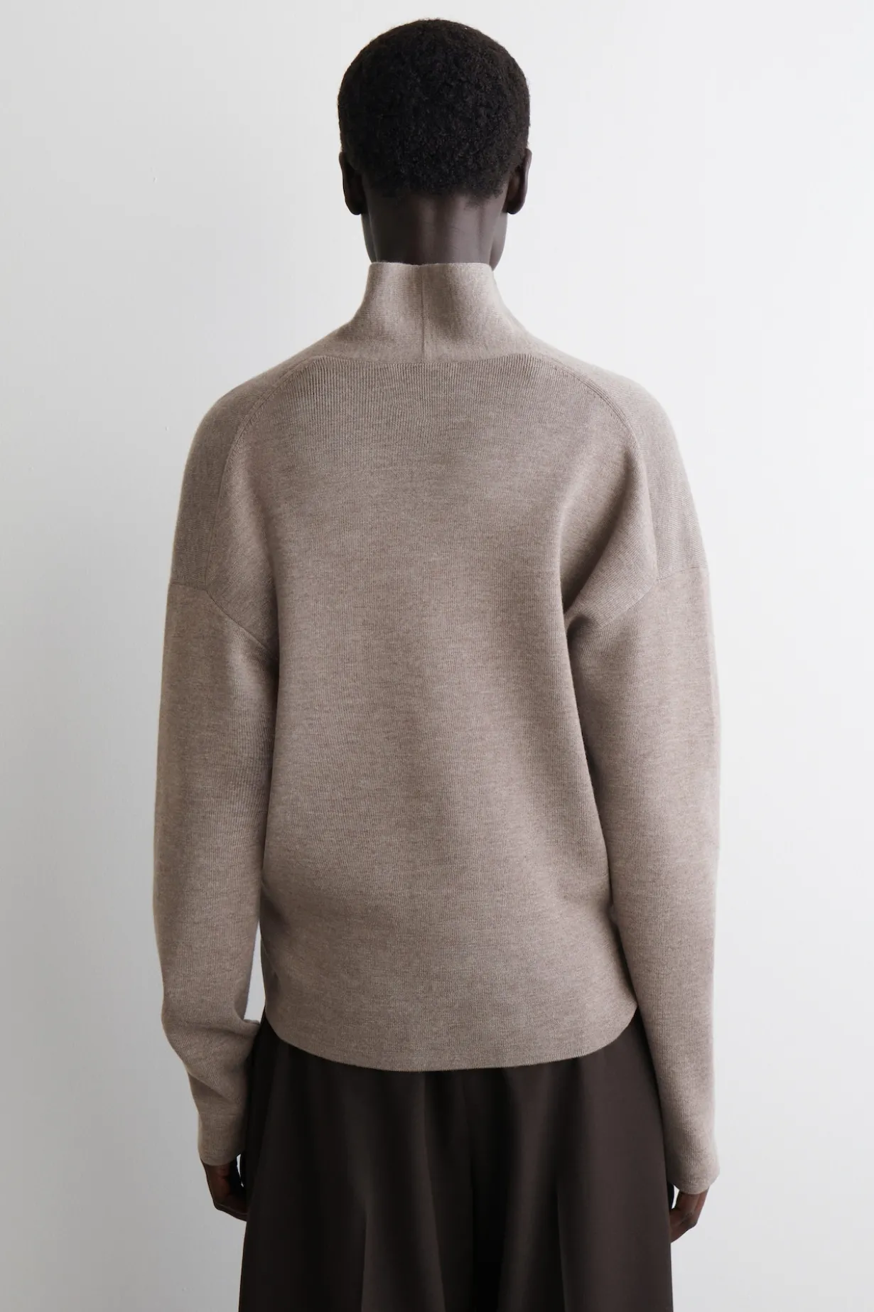 PULLOVER AUS MERINOWOLLE MIT V-AUSSCHNITT