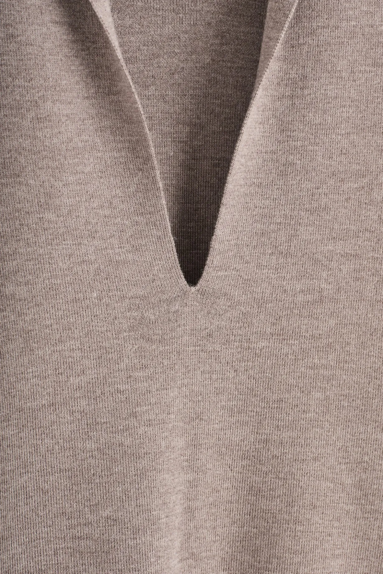 PULLOVER AUS MERINOWOLLE MIT V-AUSSCHNITT