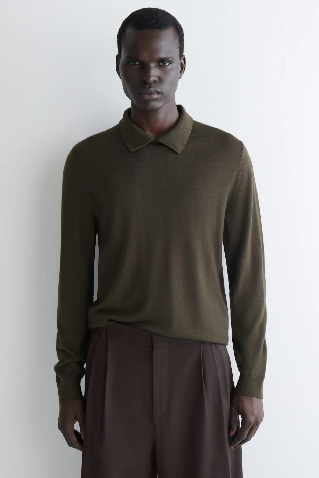 PULLOVER AUS MERINOWOLLE MIT KNÖPFEN AM KRAGEN