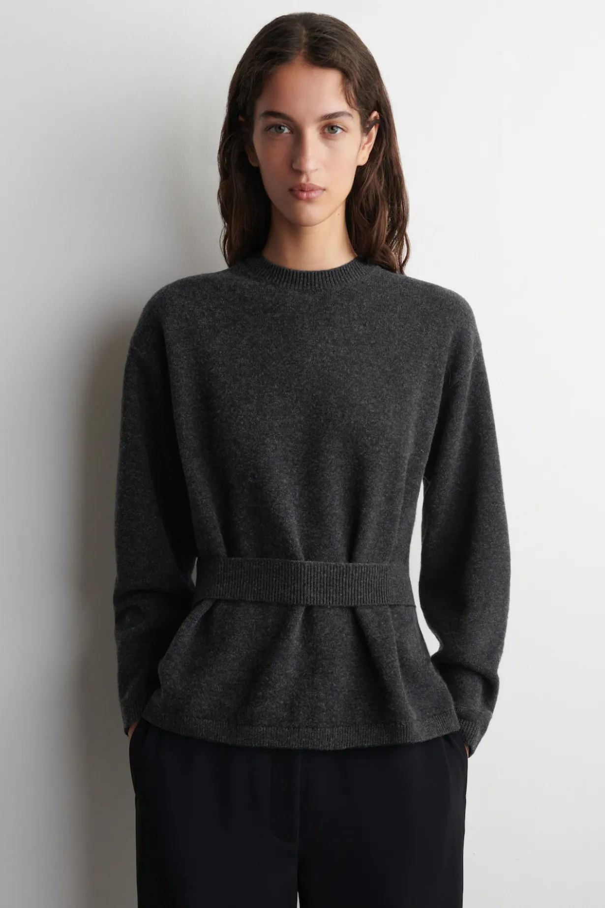 PULLOVER AUS MERINOWOLLE MIT GÜRTELDETAIL