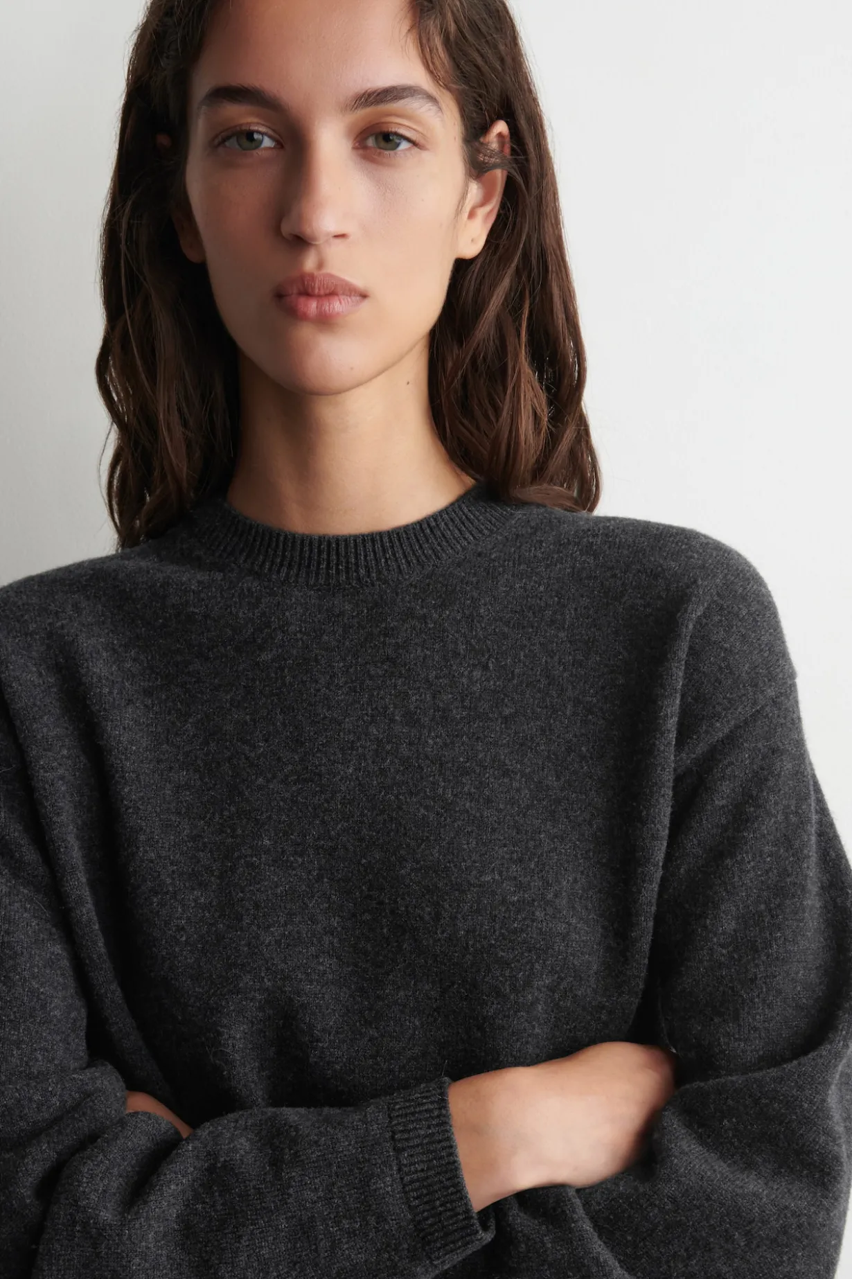 PULLOVER AUS MERINOWOLLE MIT GÜRTELDETAIL