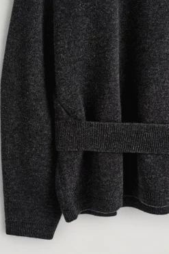 PULLOVER AUS MERINOWOLLE MIT GÜRTELDETAIL
