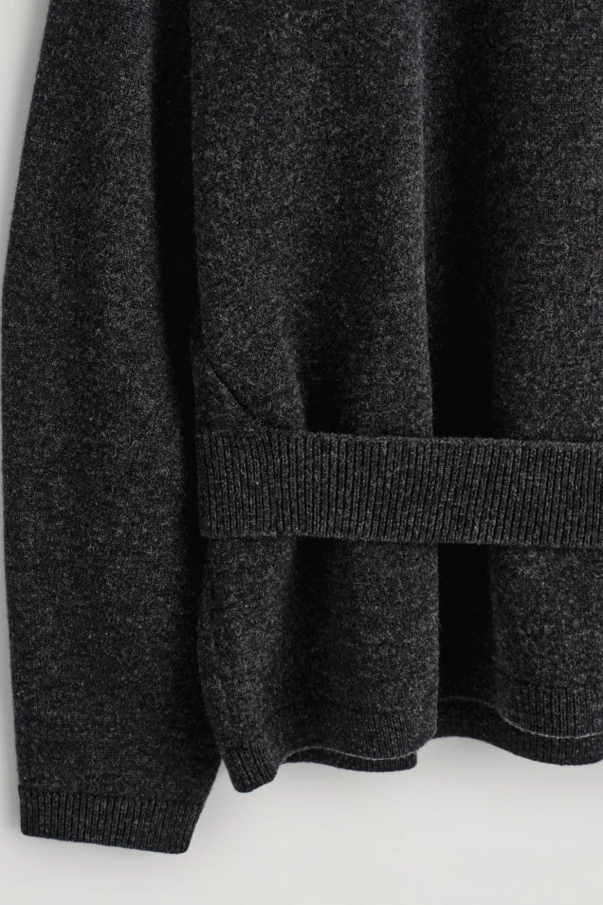 PULLOVER AUS MERINOWOLLE MIT GÜRTELDETAIL