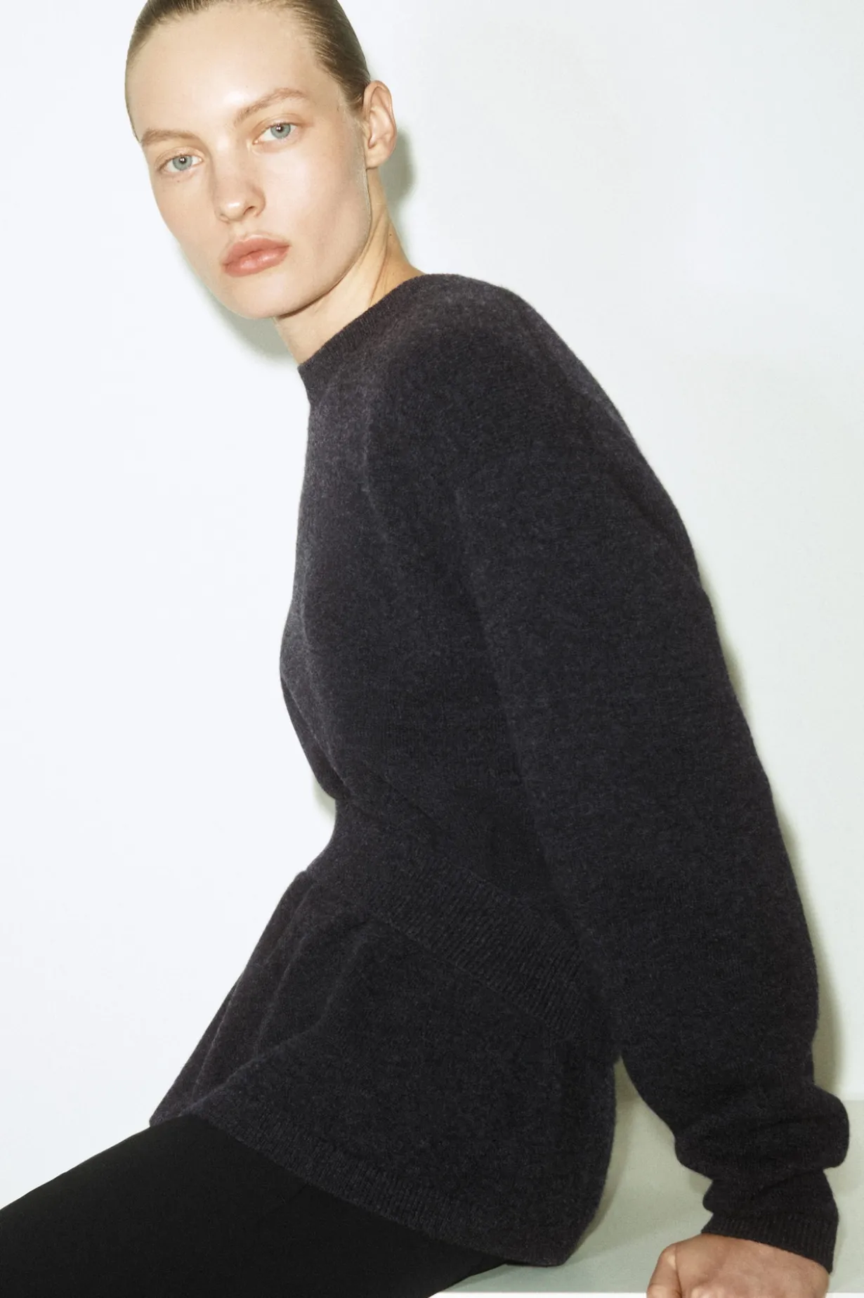PULLOVER AUS MERINOWOLLE MIT GÜRTELDETAIL