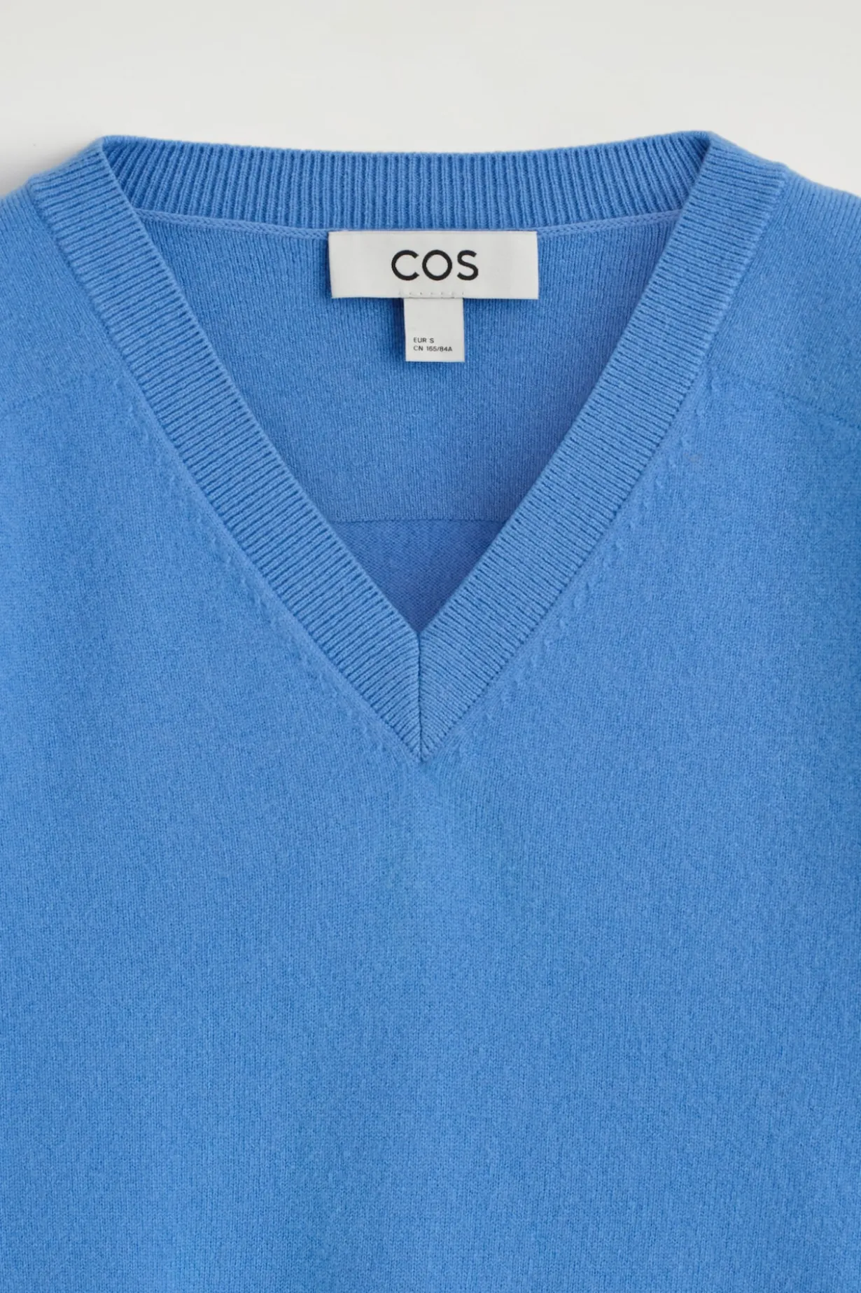 PULLOVER AUS MERINOWOLLE MIT V-AUSSCHNITT