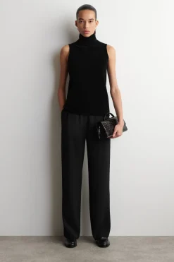 PULLUNDER AUS CHENILLE MIT TRICHTERKRAGEN