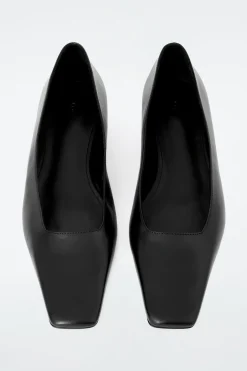 PUMPS AUS LEDER MIT KARREEFÖRMIGER ZEHENPARTIE