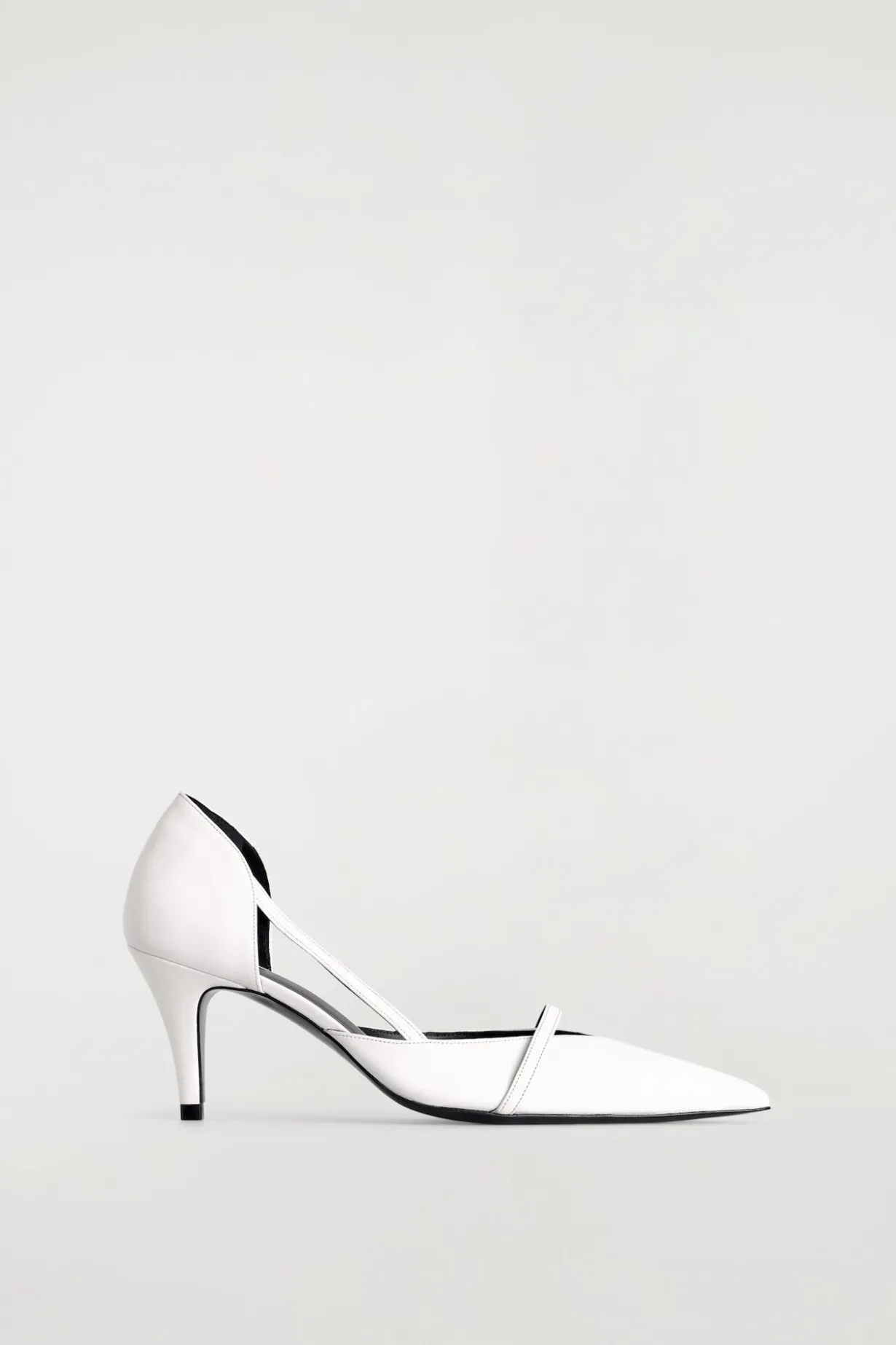 PUMPS AUS LEDER MIT RIEMEN