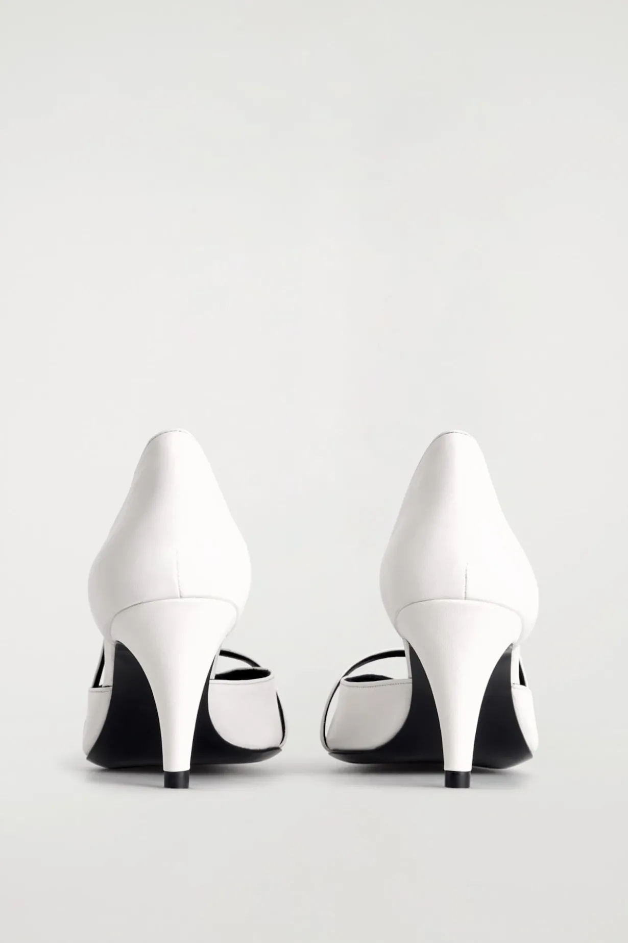 PUMPS AUS LEDER MIT RIEMEN