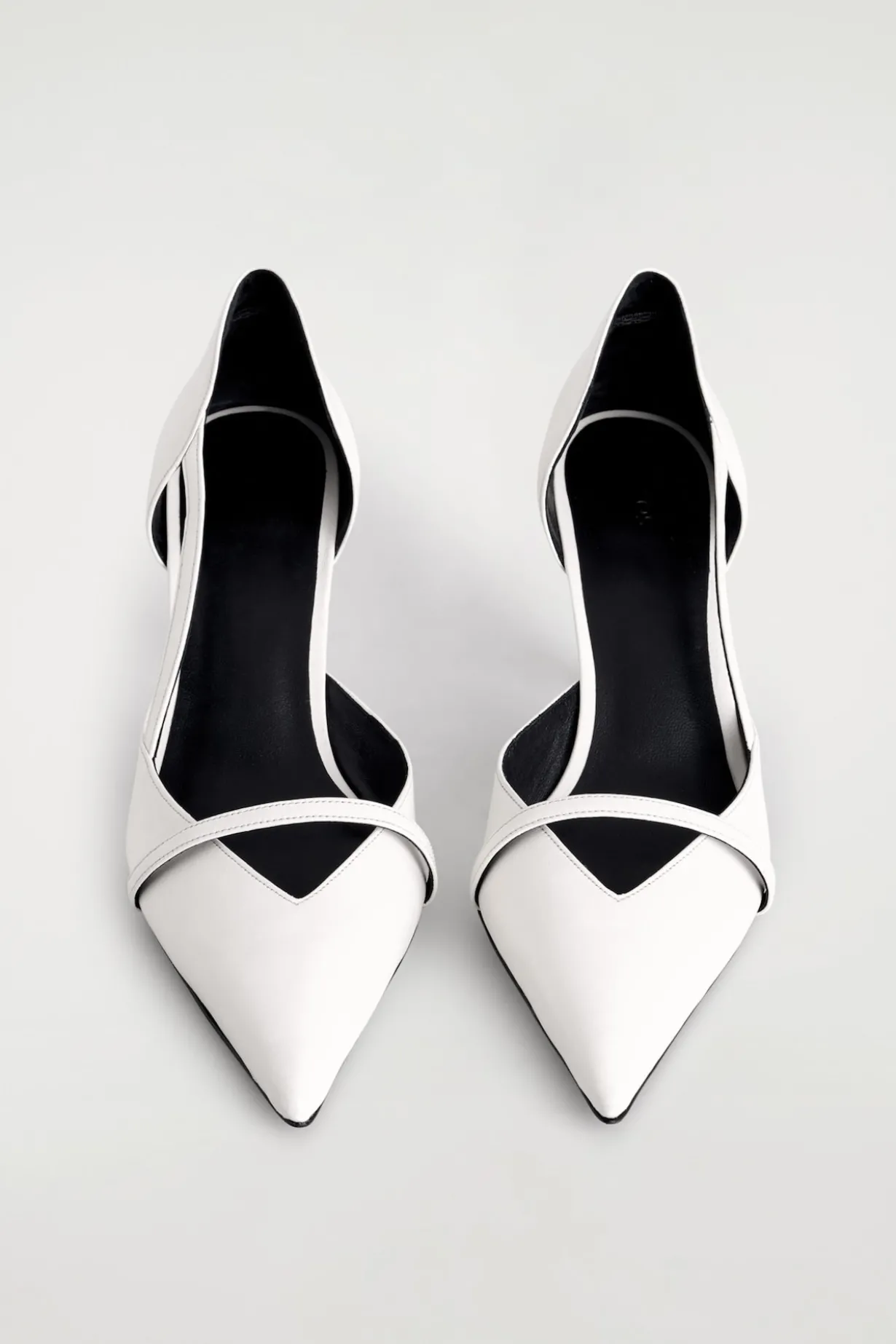 PUMPS AUS LEDER MIT RIEMEN
