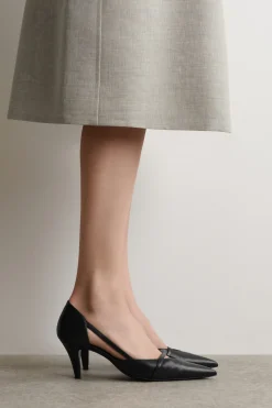PUMPS AUS LEDER MIT RIEMEN