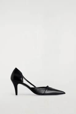 PUMPS AUS LEDER MIT RIEMEN