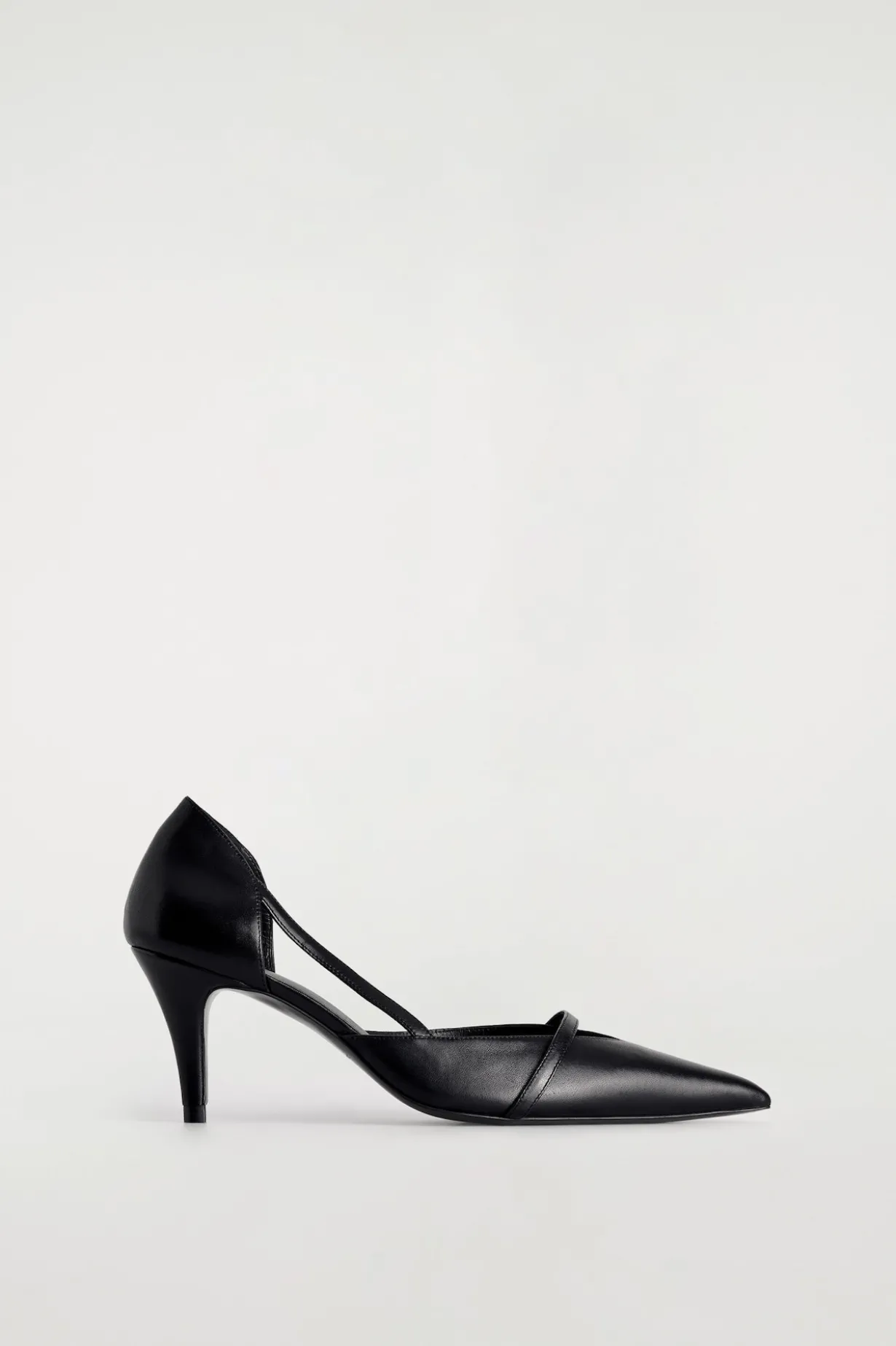 PUMPS AUS LEDER MIT RIEMEN