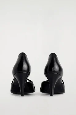 PUMPS AUS LEDER MIT RIEMEN
