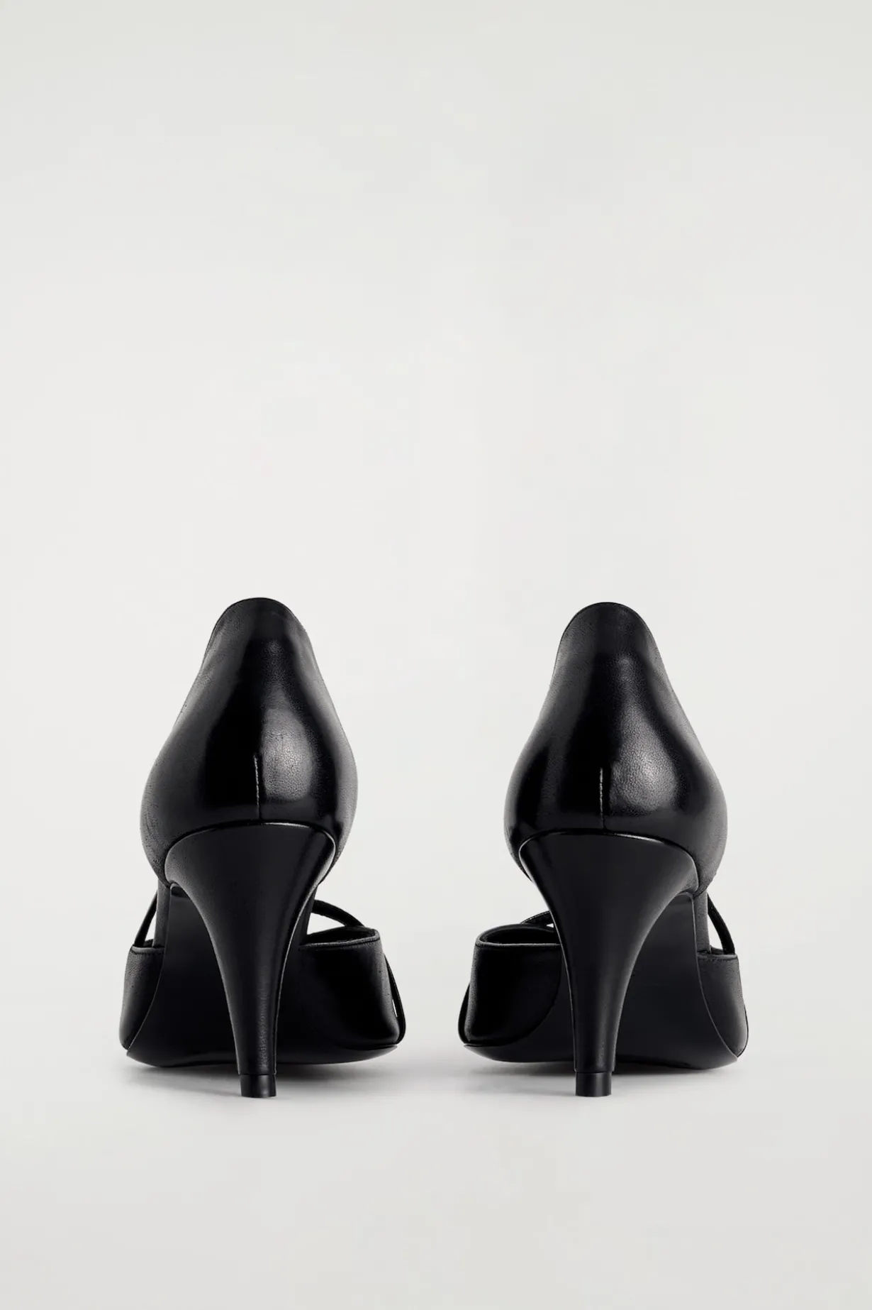 PUMPS AUS LEDER MIT RIEMEN