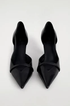 PUMPS AUS LEDER MIT RIEMEN