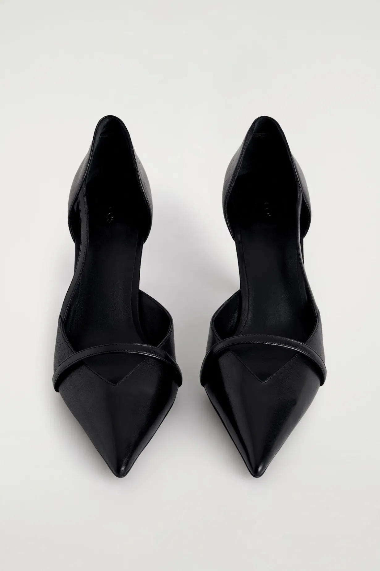 PUMPS AUS LEDER MIT RIEMEN