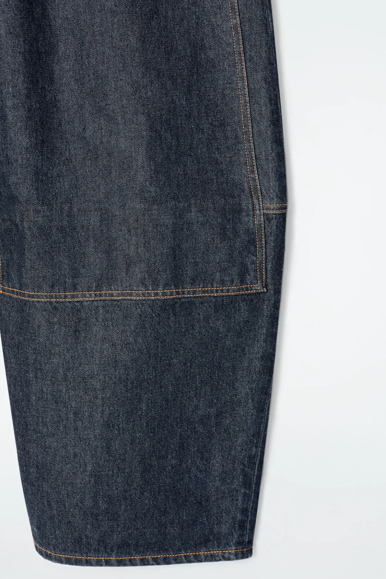 RAW-DENIM-HOSE MIT BARREL-BEIN IM WESTERNSTIL