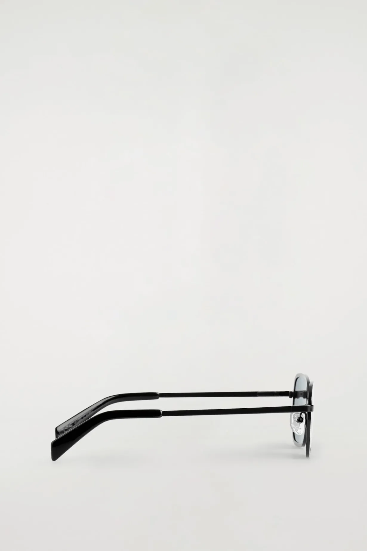 RECHTECKIGE SONNENBRILLE MIT METALLGESTELL